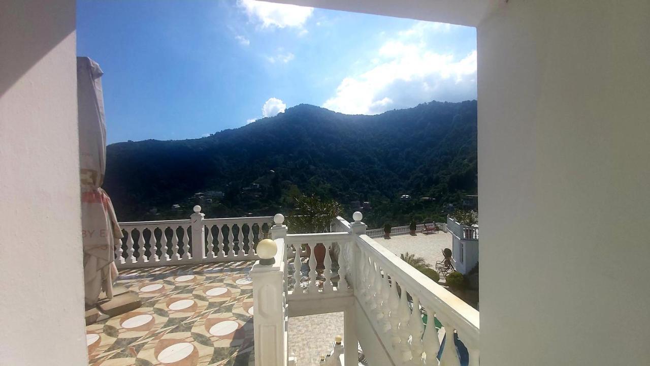 Hotel Zura Palace クヴァリアティ エクステリア 写真