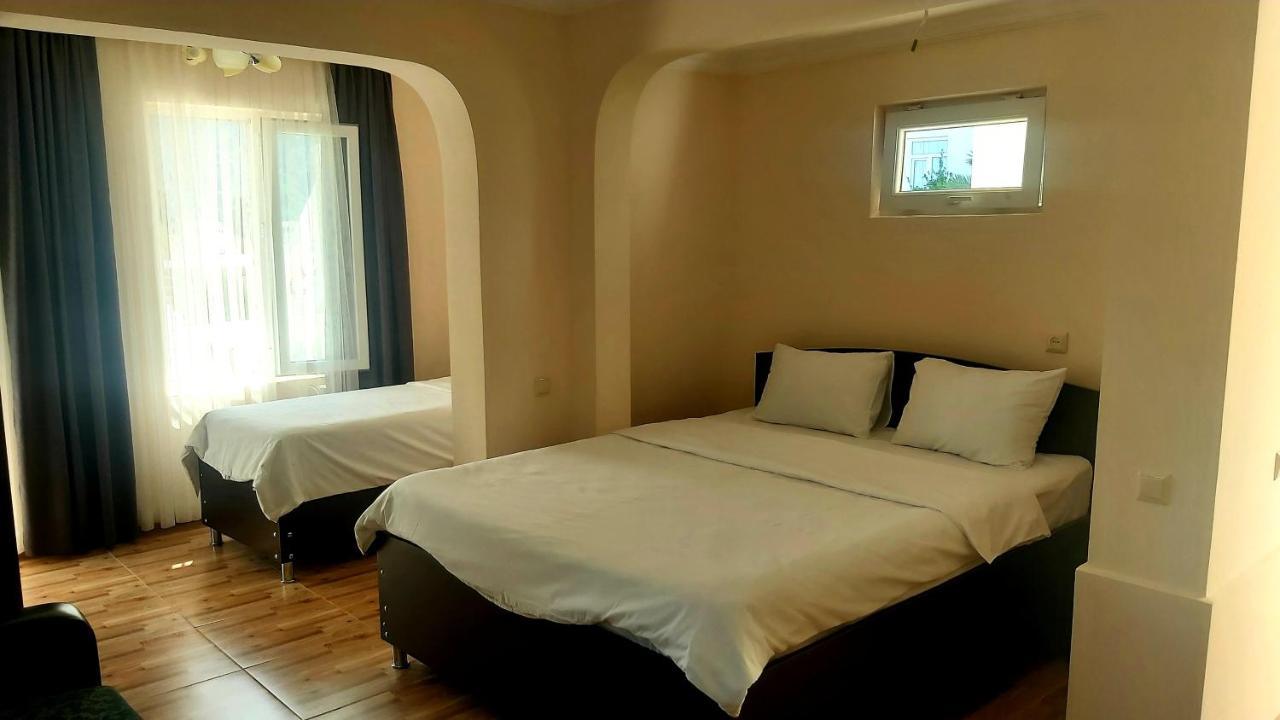 Hotel Zura Palace クヴァリアティ エクステリア 写真