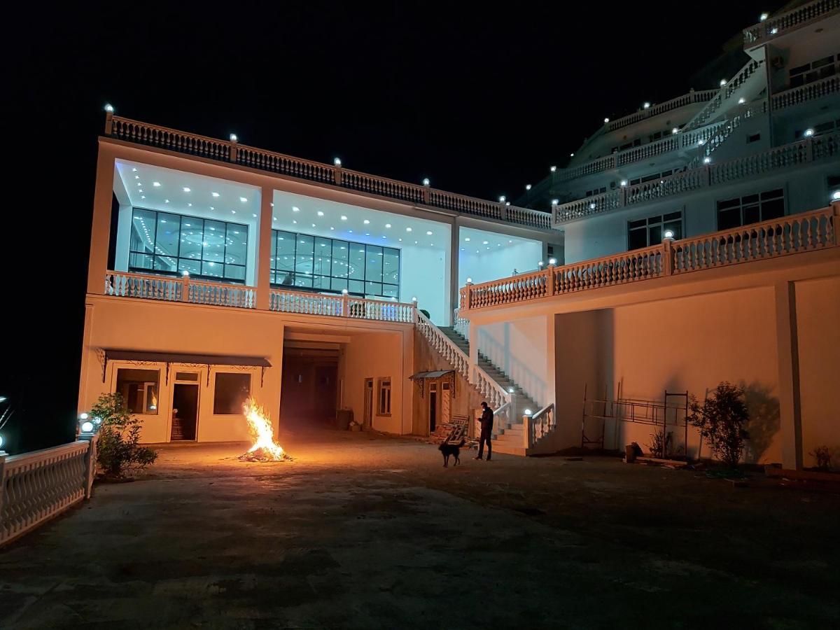 Hotel Zura Palace クヴァリアティ エクステリア 写真